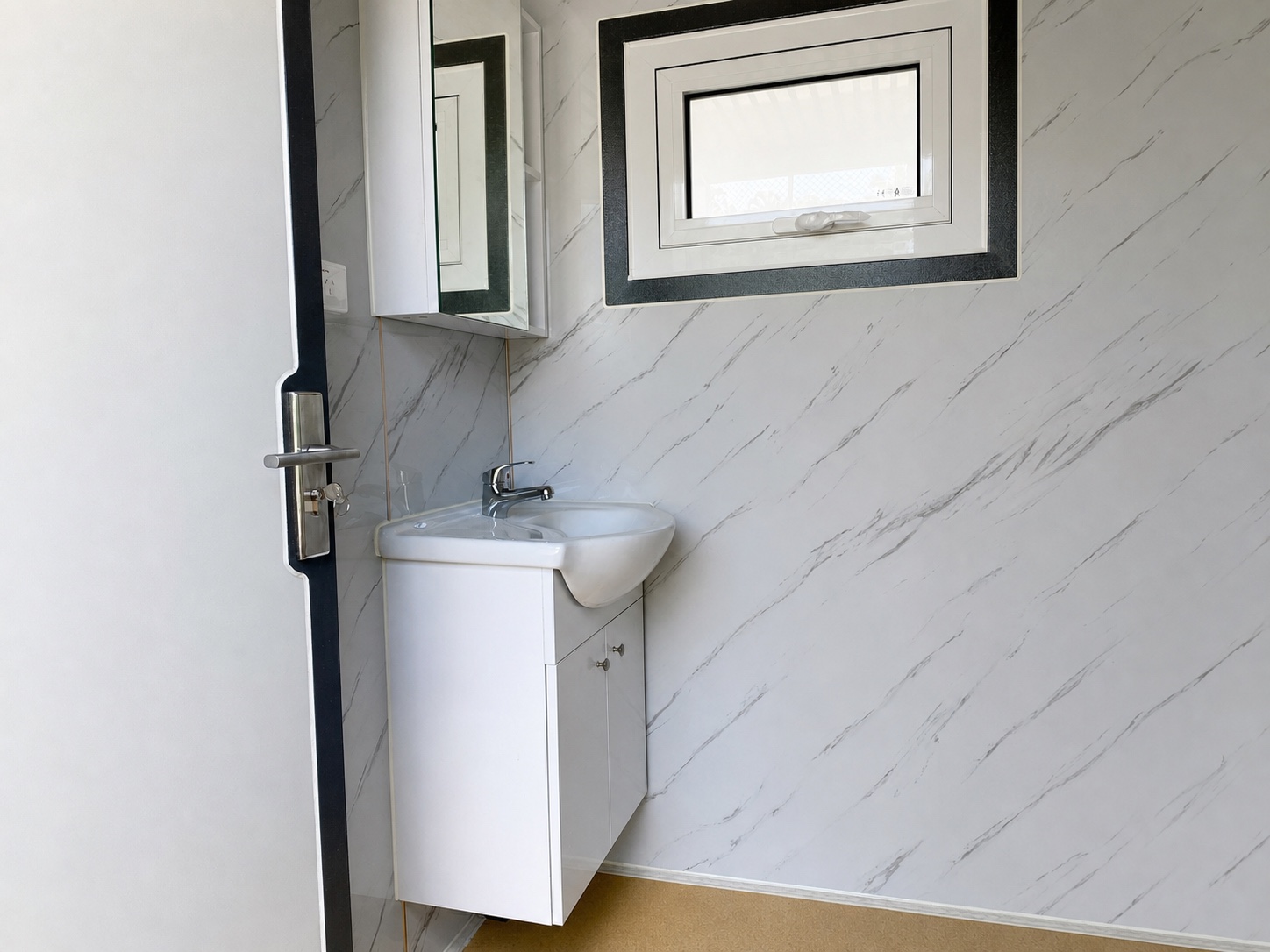 Clean vanity, mirror and window in the Versyhire ensuite